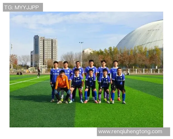 绿茵场上追逐梦想的球星背影映照无尽拼搏与荣耀时刻 绿茵场上追逐梦想的球星背影映照无尽拼搏与荣耀时刻