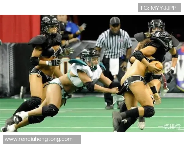 足球比赛惊现尴尬瞬间 球星裤裆遭重创痛苦倒地引发全场哗然